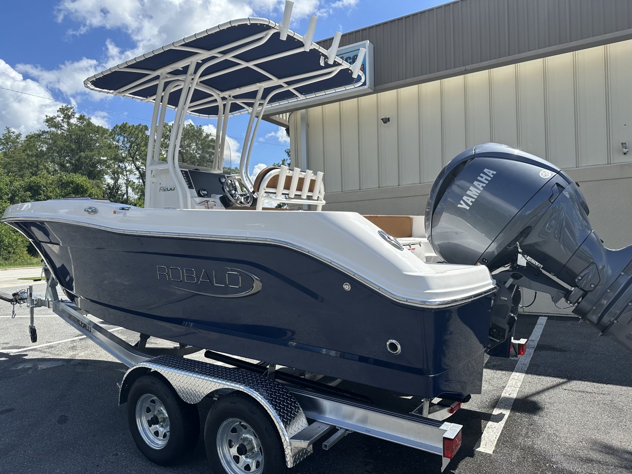 The definition of an outboard motor is a detachable engine mounted on outboard brackets on the stern of your boat.  This configuration will have only one single engine.